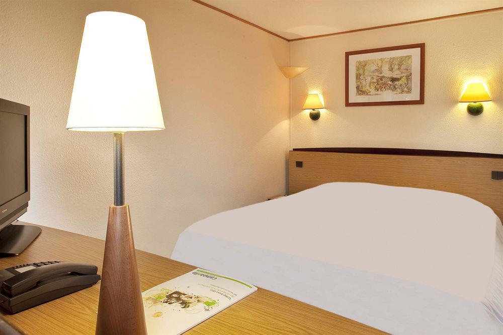 Campanile Manosque Hotel Room photo